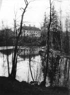 Bruksherrgården bakifrån parken