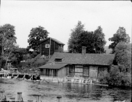 Liten bostad nära vattnet