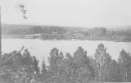 Utsikt över sjön mot herrgården och bruket